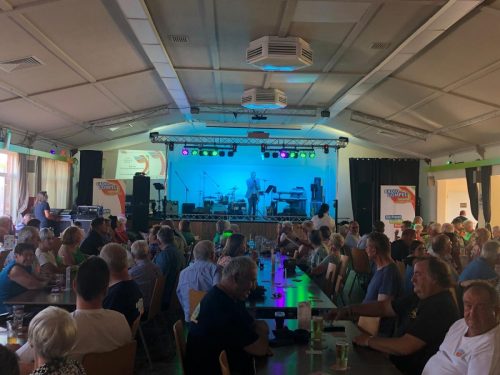 Thé Dansant met Bobby Prins, Luc Van Meeuwen, Salim Seghers en de Prins Junior Band in het Kapellehof te Mol-Ginderbuiten.